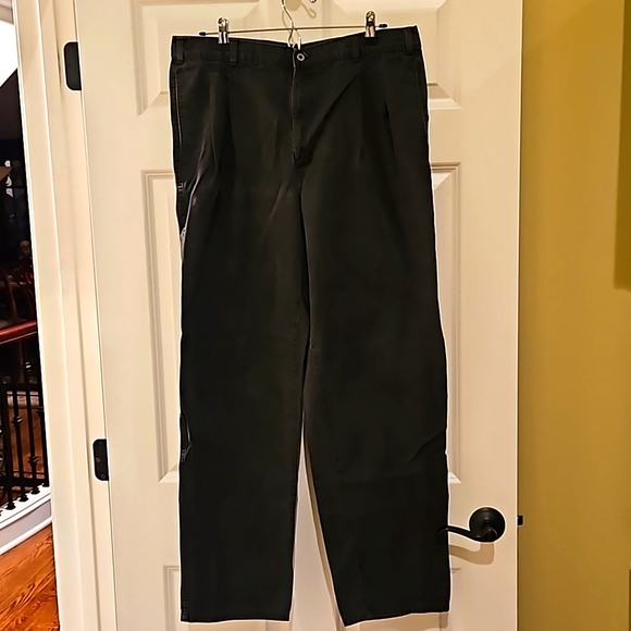 Lot of 2 𝅺DOCKERS Men’s Pants Size 38x34 (1 is gray & 1 is black) - Picture 5 of 8